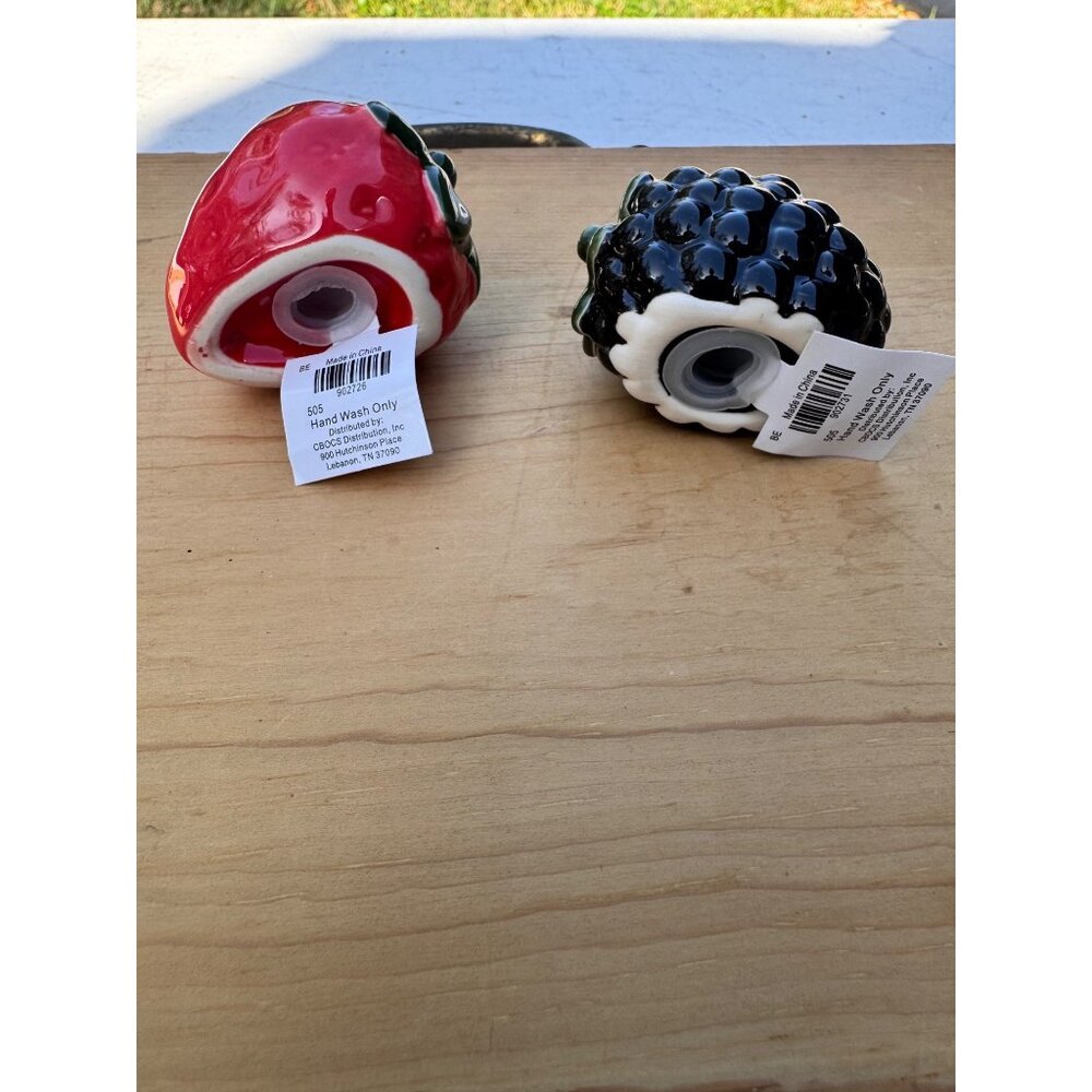 Cracker Barrel Strawberry Blackberry Salt Pepper Shakers Fruit Set Ceramic - Picture 5 of 5